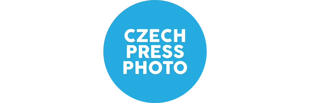 Logo Czech Press Photo 2023 v bílém textu na modrém kruhovém pozadí, oslavující letošní fotosoutěž.