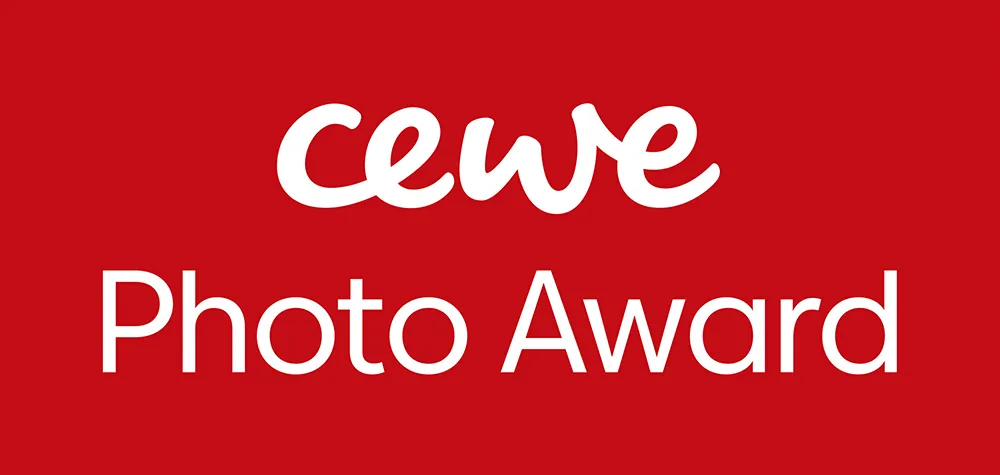 Logo CEWE Photo Award je nápadné na zářivě červeném pozadí.